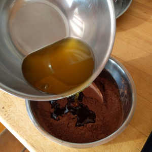 Kakao-Butter mit Kakao zu Schokolade machen